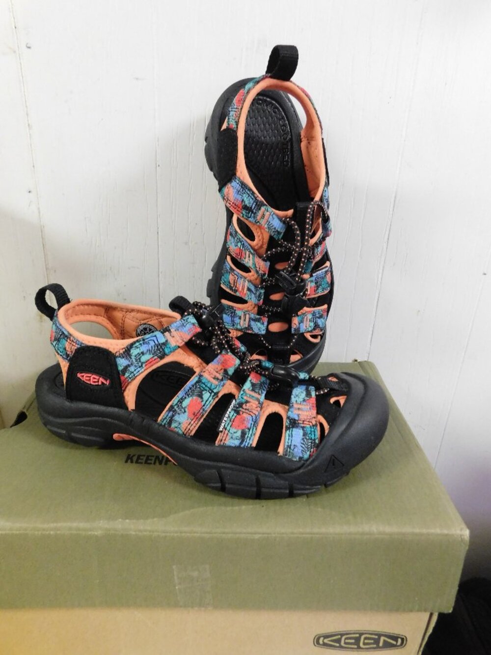 Keen Black Newport Waterproof Shoes Multicolor Coral sz 5 New in Box